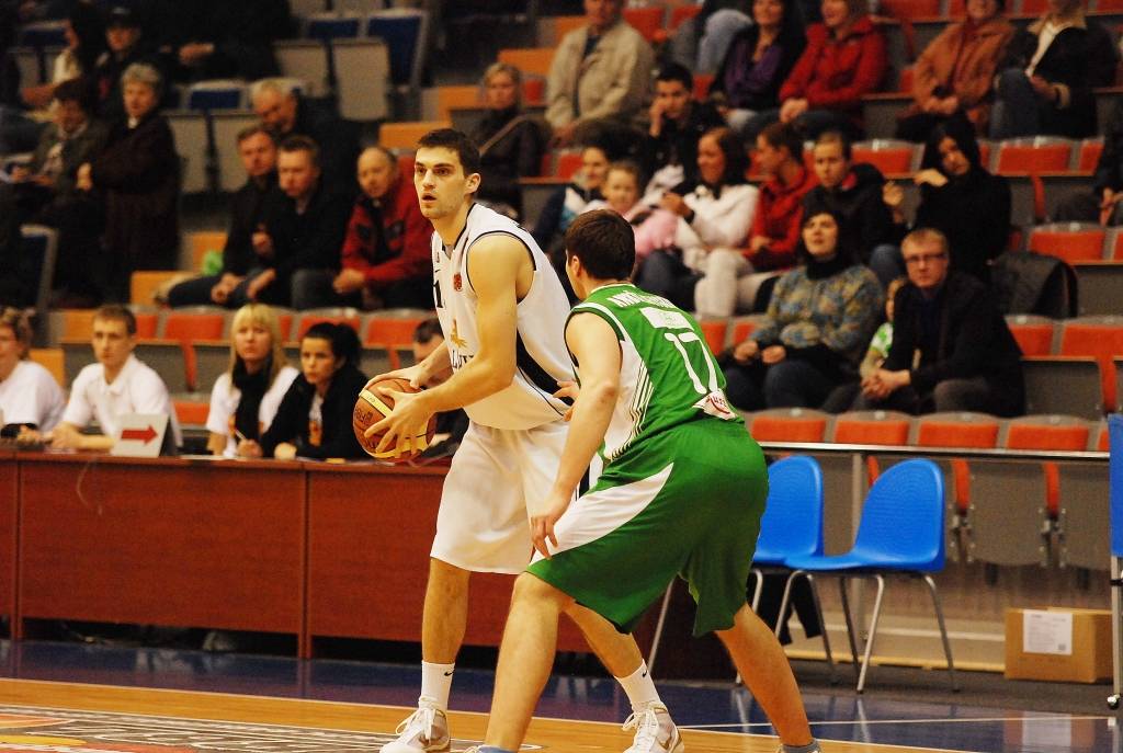 "Liepājas lauvu" basketbolisti 6. aprīlī savā laukumā Latvijas Basketbola līgas pirmās divīzijas pirmajā ceturtdaļfināla spēlē saspringtā mača galotnē atzina "Valmieras" vienības pārākumu - 72:78.
Autors: Uldis Dobelis