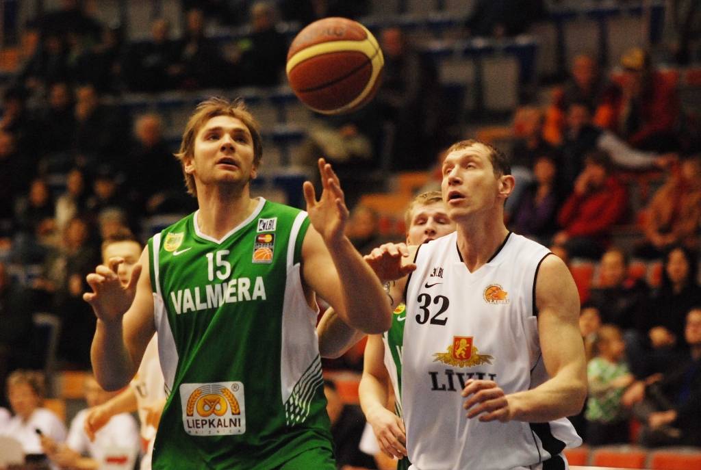 "Liepājas lauvu" basketbolisti 6. aprīlī savā laukumā Latvijas Basketbola līgas pirmās divīzijas pirmajā ceturtdaļfināla spēlē saspringtā mača galotnē atzina "Valmieras" vienības pārākumu - 72:78.
Autors: Uldis Dobelis