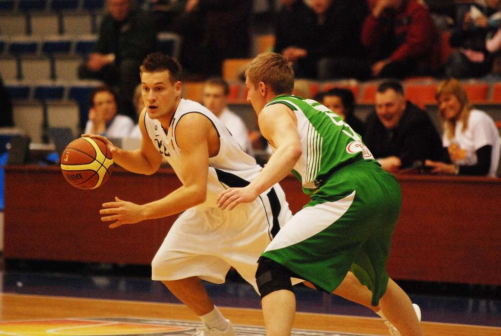 "Liepājas lauvu" basketbolisti 6. aprīlī savā laukumā Latvijas Basketbola līgas pirmās divīzijas pirmajā ceturtdaļfināla spēlē saspringtā mača galotnē atzina "Valmieras" vienības pārākumu - 72:78.
Autors: Uldis Dobelis