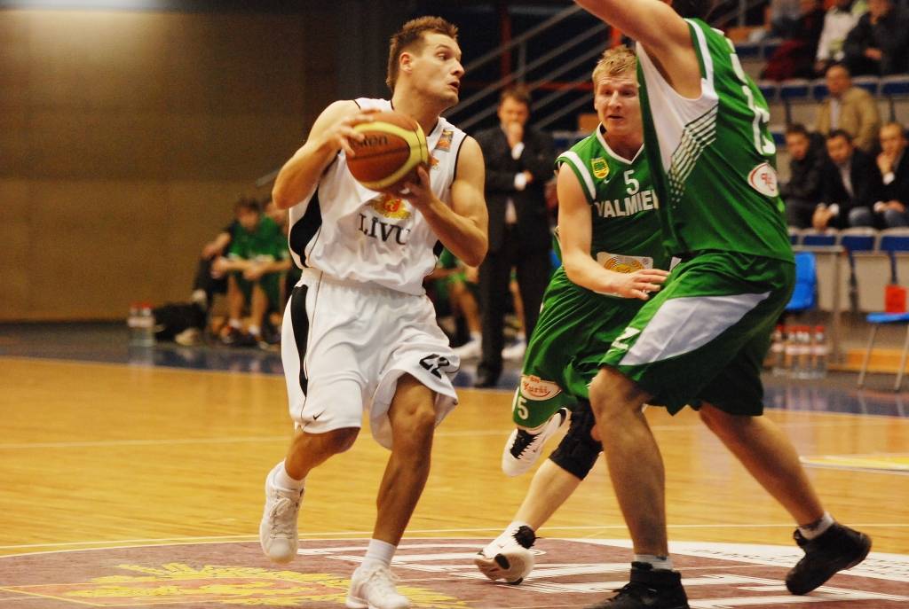 "Liepājas lauvu" basketbolisti 6. aprīlī savā laukumā Latvijas Basketbola līgas pirmās divīzijas pirmajā ceturtdaļfināla spēlē saspringtā mača galotnē atzina "Valmieras" vienības pārākumu - 72:78.
Autors: Uldis Dobelis