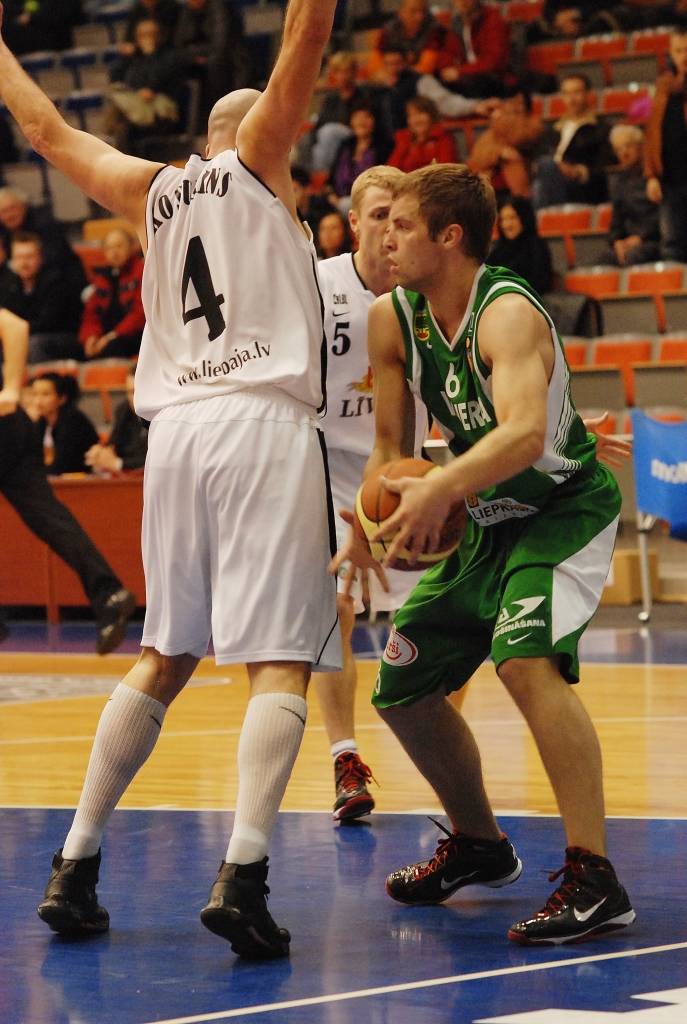 "Liepājas lauvu" basketbolisti 6. aprīlī savā laukumā Latvijas Basketbola līgas pirmās divīzijas pirmajā ceturtdaļfināla spēlē saspringtā mača galotnē atzina "Valmieras" vienības pārākumu - 72:78.
Autors: Uldis Dobelis