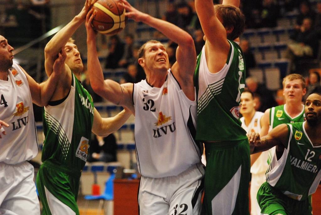 "Liepājas lauvu" basketbolisti 6. aprīlī savā laukumā Latvijas Basketbola līgas pirmās divīzijas pirmajā ceturtdaļfināla spēlē saspringtā mača galotnē atzina "Valmieras" vienības pārākumu - 72:78.
Autors: Uldis Dobelis