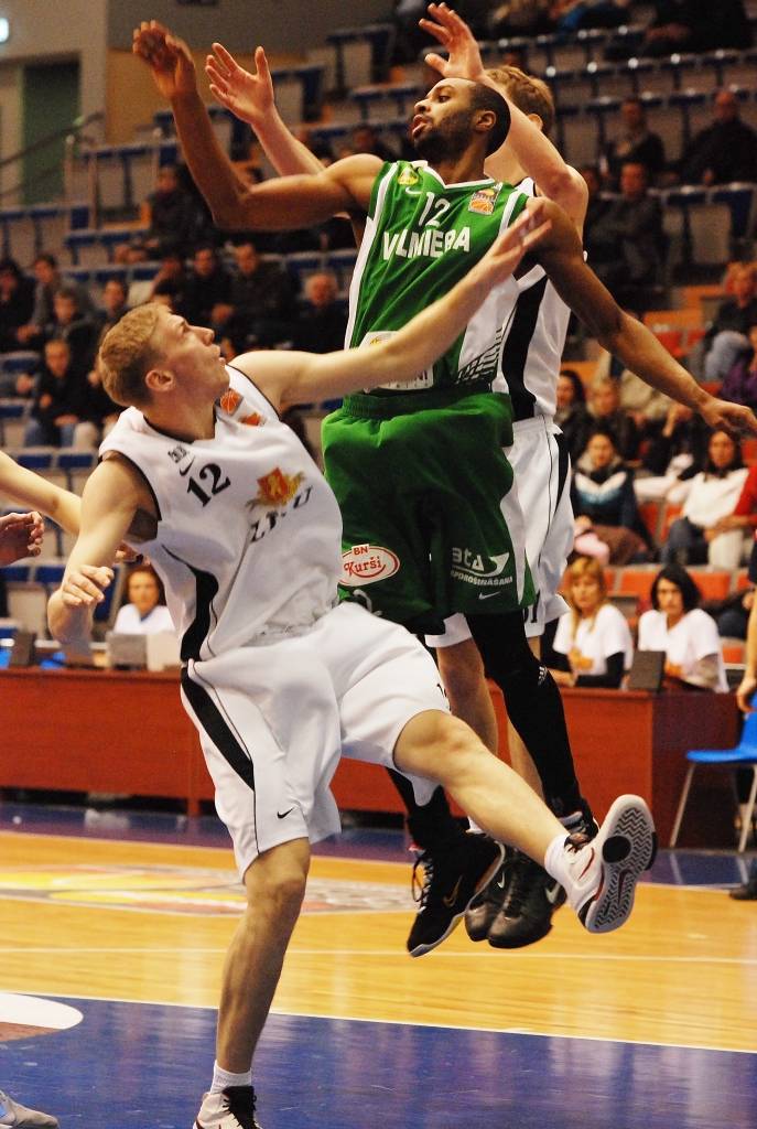 "Liepājas lauvu" basketbolisti 6. aprīlī savā laukumā Latvijas Basketbola līgas pirmās divīzijas pirmajā ceturtdaļfināla spēlē saspringtā mača galotnē atzina "Valmieras" vienības pārākumu - 72:78.
Autors: Uldis Dobelis
