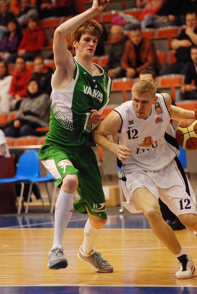 "Liepājas lauvu" basketbolisti 6. aprīlī savā laukumā Latvijas Basketbola līgas pirmās divīzijas pirmajā ceturtdaļfināla spēlē saspringtā mača galotnē atzina "Valmieras" vienības pārākumu - 72:78.
Autors: Uldis Dobelis