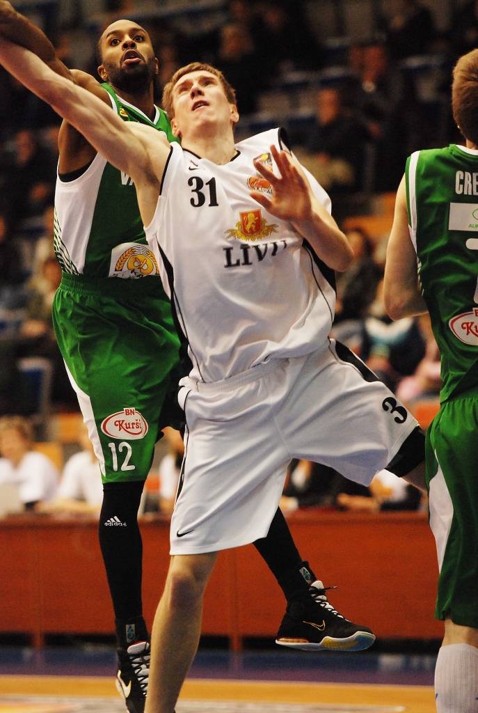 "Liepājas lauvu" basketbolisti 6. aprīlī savā laukumā Latvijas Basketbola līgas pirmās divīzijas pirmajā ceturtdaļfināla spēlē saspringtā mača galotnē atzina "Valmieras" vienības pārākumu - 72:78.
Autors: Uldis Dobelis