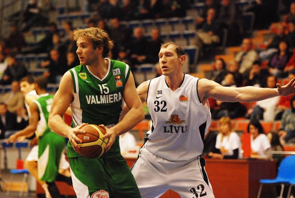 "Liepājas lauvu" basketbolisti 6. aprīlī savā laukumā Latvijas Basketbola līgas pirmās divīzijas pirmajā ceturtdaļfināla spēlē saspringtā mača galotnē atzina "Valmieras" vienības pārākumu - 72:78.
Autors: Uldis Dobelis