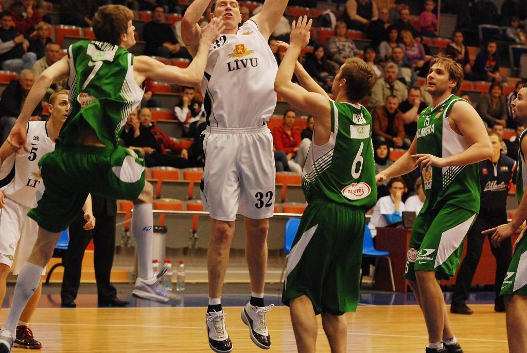 "Liepājas lauvu" basketbolisti 6. aprīlī savā laukumā Latvijas Basketbola līgas pirmās divīzijas pirmajā ceturtdaļfināla spēlē saspringtā mača galotnē atzina "Valmieras" vienības pārākumu - 72:78.
Autors: Uldis Dobelis