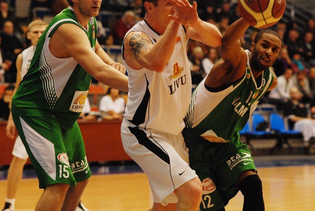 "Liepājas lauvu" basketbolisti 6. aprīlī savā laukumā Latvijas Basketbola līgas pirmās divīzijas pirmajā ceturtdaļfināla spēlē saspringtā mača galotnē atzina "Valmieras" vienības pārākumu - 72:78.
Autors: Uldis Dobelis