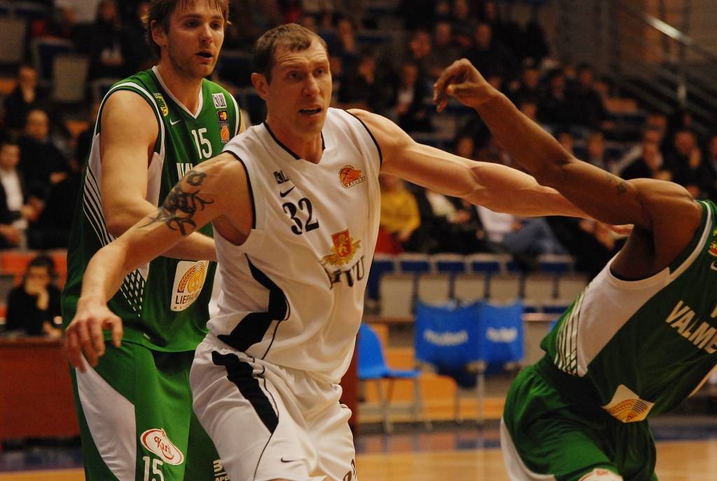"Liepājas lauvu" basketbolisti 6. aprīlī savā laukumā Latvijas Basketbola līgas pirmās divīzijas pirmajā ceturtdaļfināla spēlē saspringtā mača galotnē atzina "Valmieras" vienības pārākumu - 72:78.
Autors: Uldis Dobelis