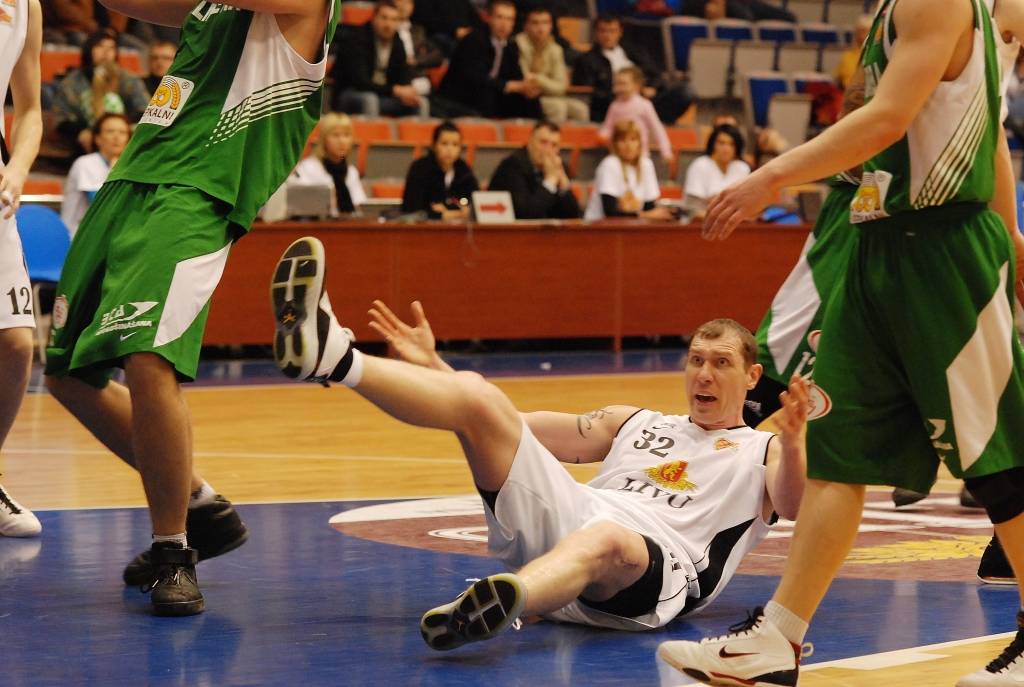 "Liepājas lauvu" basketbolisti 6. aprīlī savā laukumā Latvijas Basketbola līgas pirmās divīzijas pirmajā ceturtdaļfināla spēlē saspringtā mača galotnē atzina "Valmieras" vienības pārākumu - 72:78.
Autors: Uldis Dobelis
