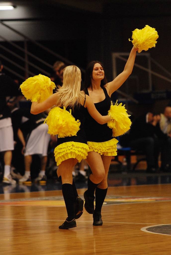 "Liepājas lauvu" basketbolisti 6. aprīlī savā laukumā Latvijas Basketbola līgas pirmās divīzijas pirmajā ceturtdaļfināla spēlē saspringtā mača galotnē atzina "Valmieras" vienības pārākumu - 72:78.
Autors: Uldis Dobelis
