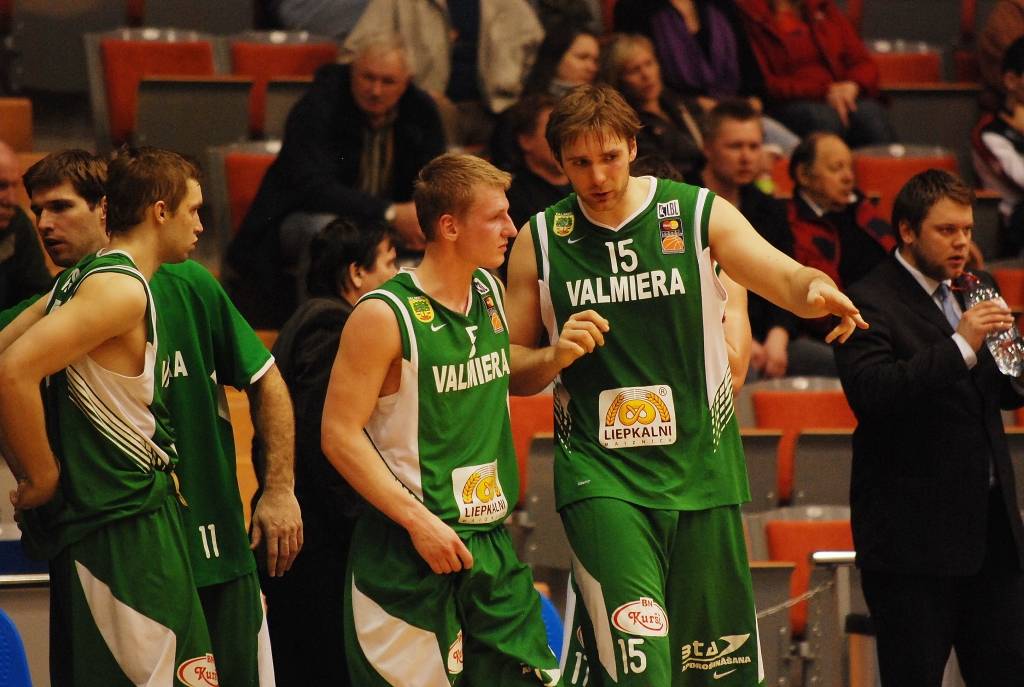 "Liepājas lauvu" basketbolisti 6. aprīlī savā laukumā Latvijas Basketbola līgas pirmās divīzijas pirmajā ceturtdaļfināla spēlē saspringtā mača galotnē atzina "Valmieras" vienības pārākumu - 72:78.
Autors: Uldis Dobelis