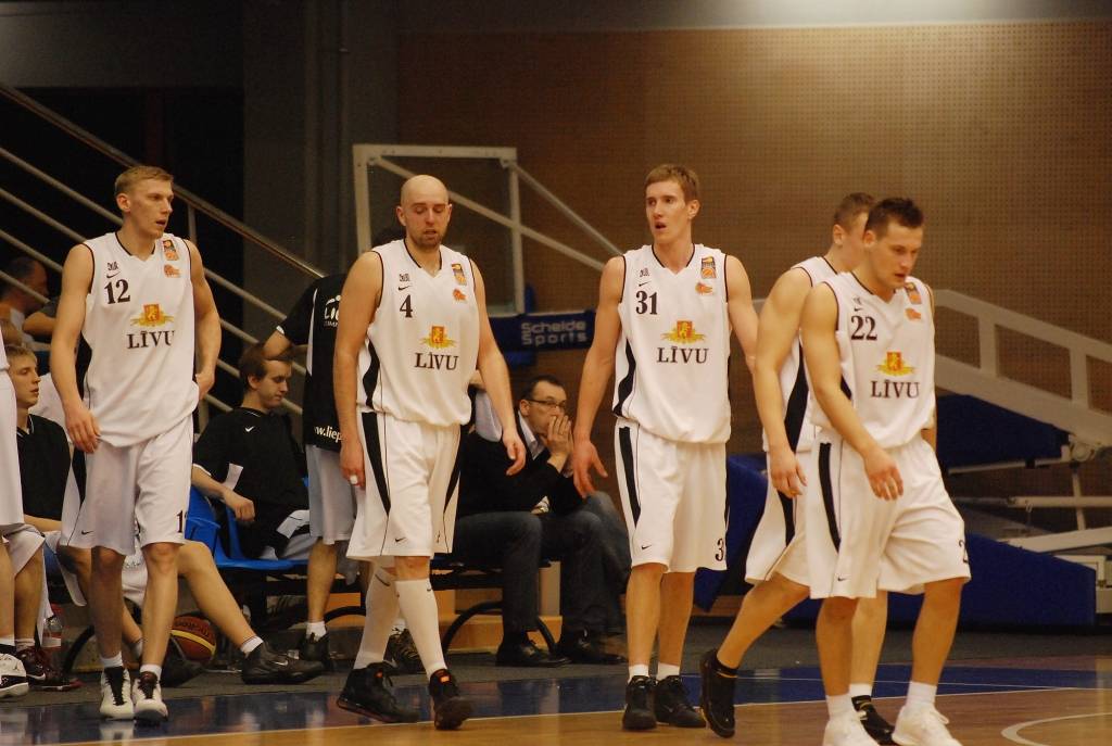 "Liepājas lauvu" basketbolisti 6. aprīlī savā laukumā Latvijas Basketbola līgas pirmās divīzijas pirmajā ceturtdaļfināla spēlē saspringtā mača galotnē atzina "Valmieras" vienības pārākumu - 72:78.
Autors: Uldis Dobelis