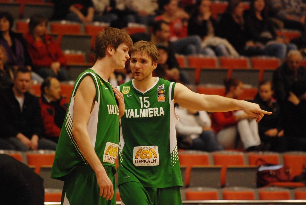 "Liepājas lauvu" basketbolisti 6. aprīlī savā laukumā Latvijas Basketbola līgas pirmās divīzijas pirmajā ceturtdaļfināla spēlē saspringtā mača galotnē atzina "Valmieras" vienības pārākumu - 72:78.
Autors: Uldis Dobelis
