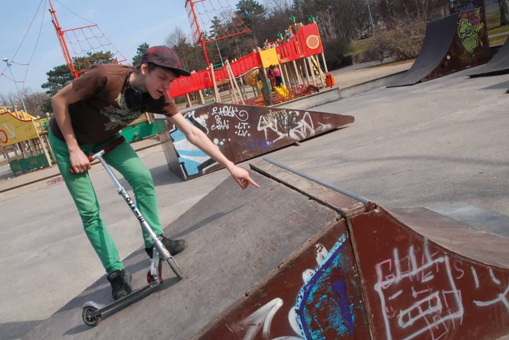 Trešdien, 31. martā, pagaidām siltākajā šā pavasara dienā aktīva rosība valdīja arī Jūrmalas parkā Liepājā, kur bija manāmi skeitbordisti un skrituļslidotāji.