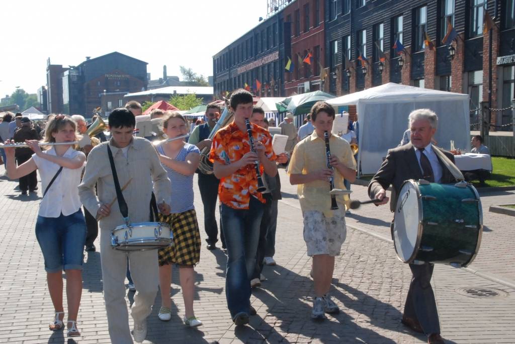 Šodien, 22. maijā, Liepājas pilsētas promenādē jau astoto reizi notiek gadskārtējais amatniecības gadatirgus "Līvas tirgus”, priecājot ar krāšņu programmu un lieliskiem laika apstākļiem.