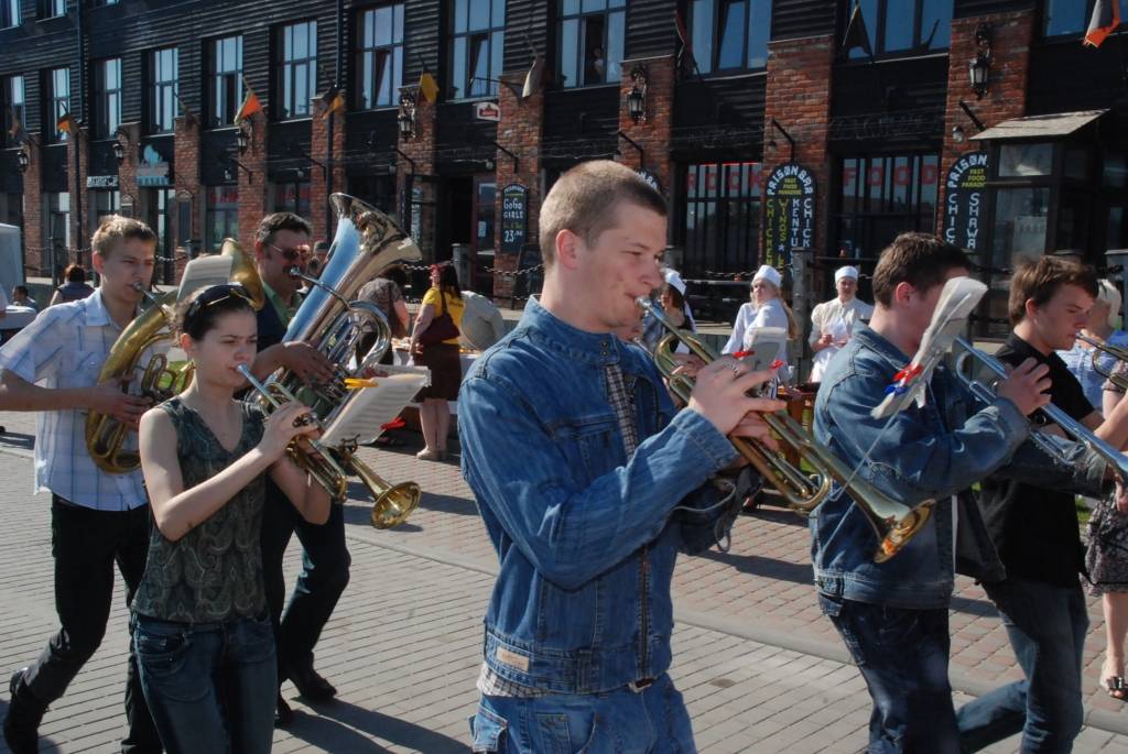 Šodien, 22. maijā, Liepājas pilsētas promenādē jau astoto reizi notiek gadskārtējais amatniecības gadatirgus "Līvas tirgus”, priecājot ar krāšņu programmu un lieliskiem laika apstākļiem.
