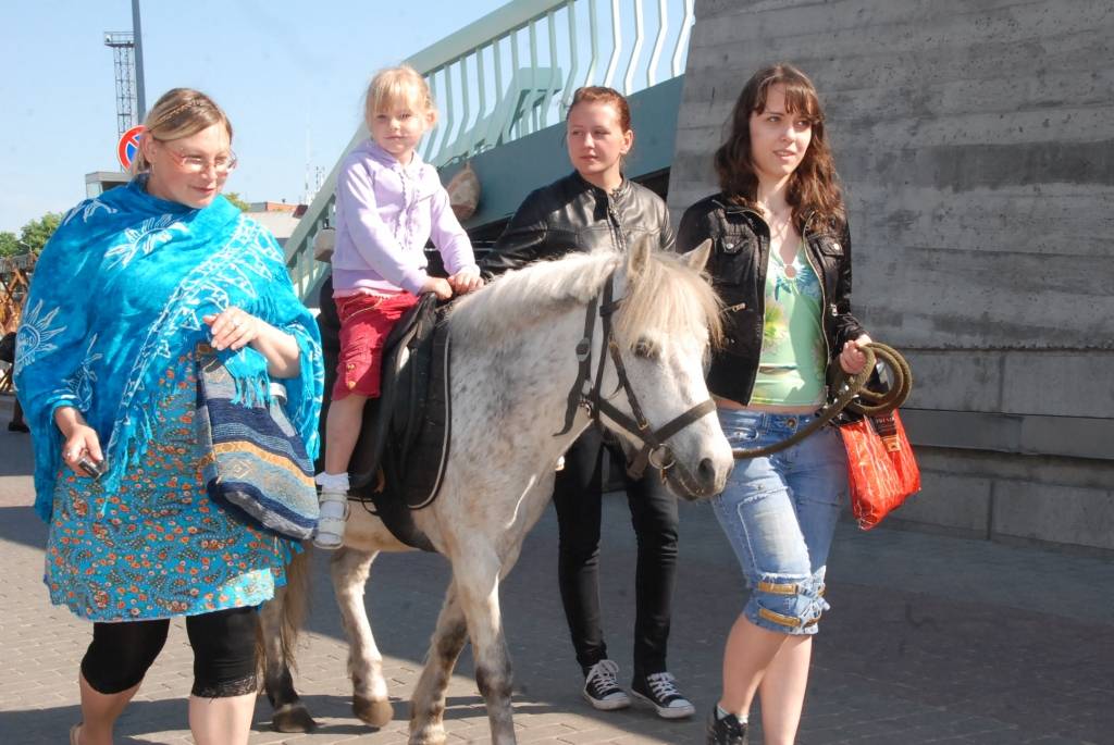 Šodien, 22. maijā, Liepājas pilsētas promenādē jau astoto reizi notiek gadskārtējais amatniecības gadatirgus "Līvas tirgus”, priecājot ar krāšņu programmu un lieliskiem laika apstākļiem.