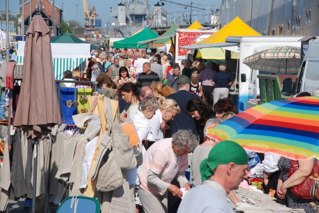 Šodien, 22. maijā, Liepājas pilsētas promenādē jau astoto reizi notiek gadskārtējais amatniecības gadatirgus "Līvas tirgus”, priecājot ar krāšņu programmu un lieliskiem laika apstākļiem.
