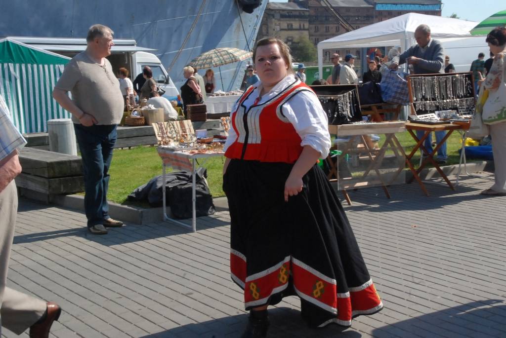 Šodien, 22. maijā, Liepājas pilsētas promenādē jau astoto reizi notiek gadskārtējais amatniecības gadatirgus "Līvas tirgus”, priecājot ar krāšņu programmu un lieliskiem laika apstākļiem.