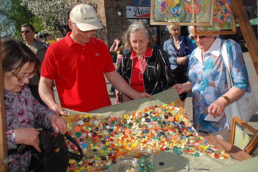 Šodien, 22. maijā, Liepājas pilsētas promenādē jau astoto reizi notiek gadskārtējais amatniecības gadatirgus "Līvas tirgus”, priecājot ar krāšņu programmu un lieliskiem laika apstākļiem.