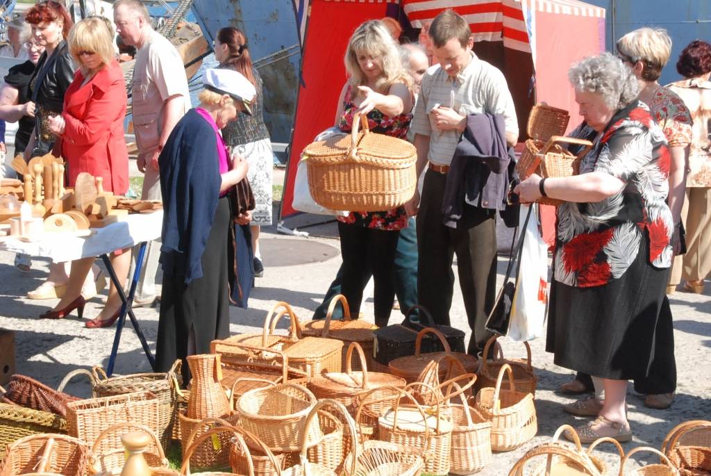 Šodien, 22. maijā, Liepājas pilsētas promenādē jau astoto reizi notiek gadskārtējais amatniecības gadatirgus "Līvas tirgus”, priecājot ar krāšņu programmu un lieliskiem laika apstākļiem.
