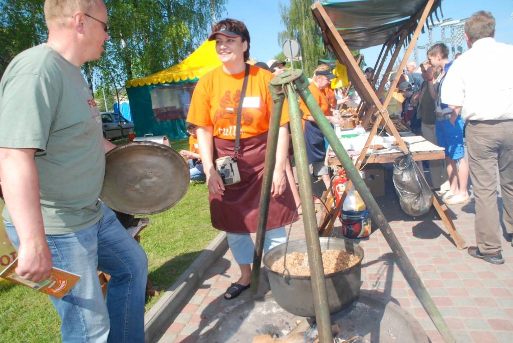 Šodien, 22. maijā, Liepājas pilsētas promenādē jau astoto reizi notiek gadskārtējais amatniecības gadatirgus "Līvas tirgus”, priecājot ar krāšņu programmu un lieliskiem laika apstākļiem.