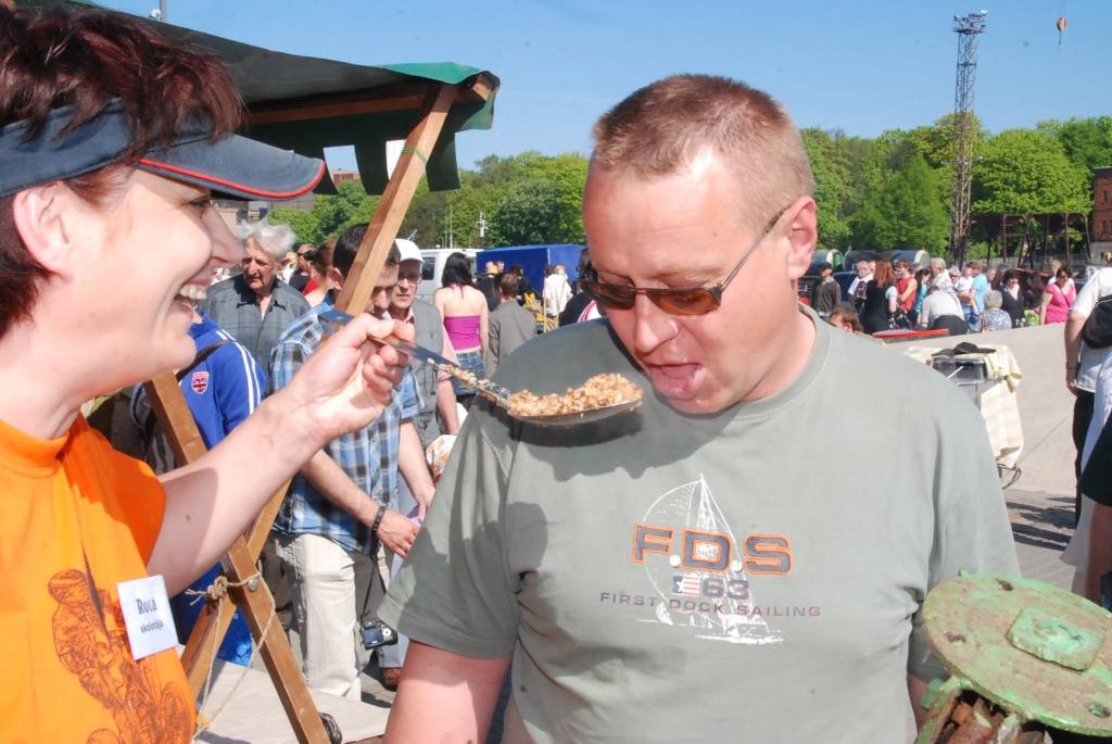 Šodien, 22. maijā, Liepājas pilsētas promenādē jau astoto reizi notiek gadskārtējais amatniecības gadatirgus "Līvas tirgus”, priecājot ar krāšņu programmu un lieliskiem laika apstākļiem.