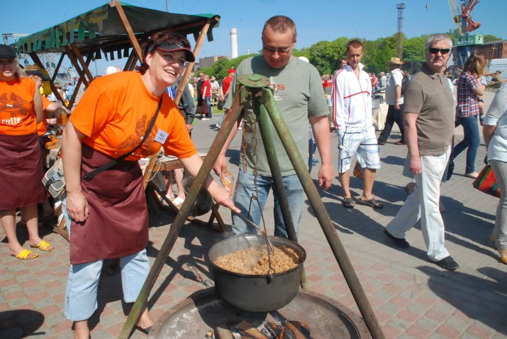 Šodien, 22. maijā, Liepājas pilsētas promenādē jau astoto reizi notiek gadskārtējais amatniecības gadatirgus "Līvas tirgus”, priecājot ar krāšņu programmu un lieliskiem laika apstākļiem.