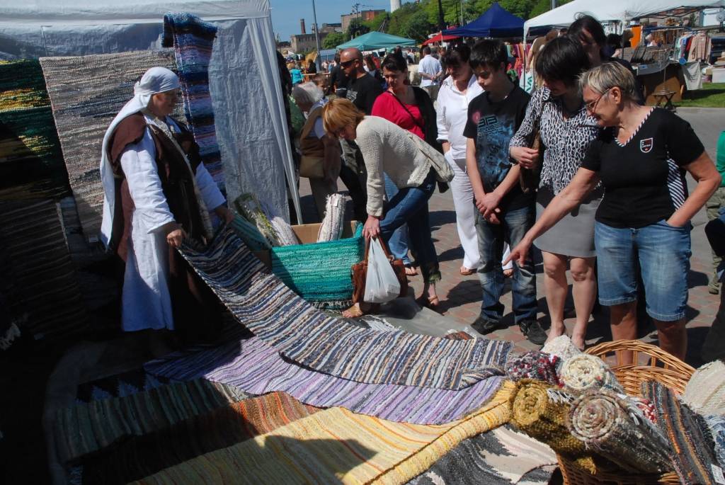 Šodien, 22. maijā, Liepājas pilsētas promenādē jau astoto reizi notiek gadskārtējais amatniecības gadatirgus "Līvas tirgus”, priecājot ar krāšņu programmu un lieliskiem laika apstākļiem.