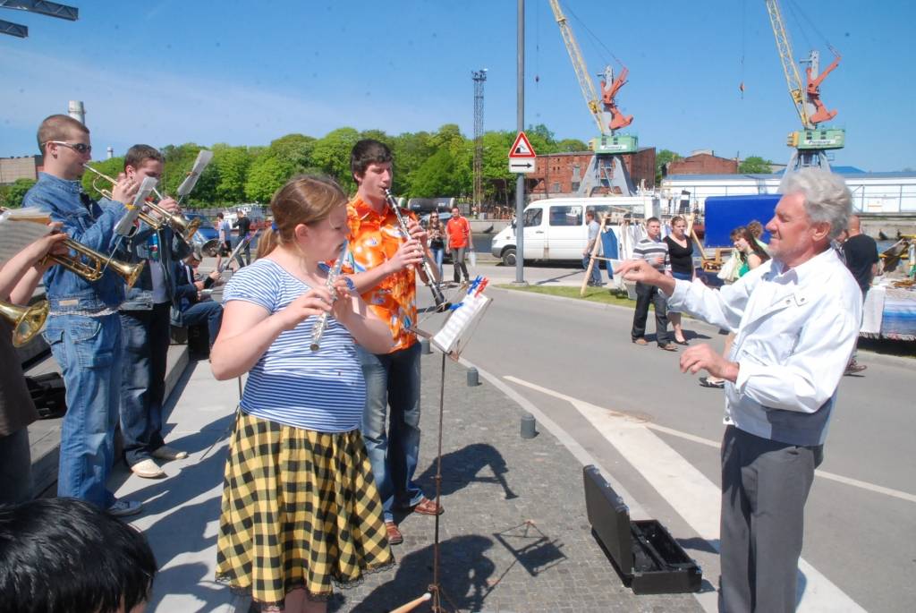 Šodien, 22. maijā, Liepājas pilsētas promenādē jau astoto reizi notiek gadskārtējais amatniecības gadatirgus "Līvas tirgus”, priecājot ar krāšņu programmu un lieliskiem laika apstākļiem.