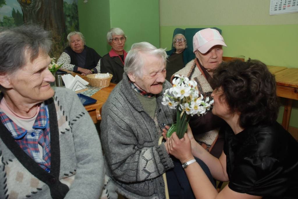 Mācību gada noslēgumā koncertceļojumā ārpus pašu pagasta robežām devušies Kalētu pamatskolas koristi un solisti no Kalētu mūzikas un mākslas skolas. Aizputes novadā viņi iepriecināja klausītājus pansionātā “Rokaiži.” Pēc tam jaunie mūziķi...
Autors: Iluta Dreimane