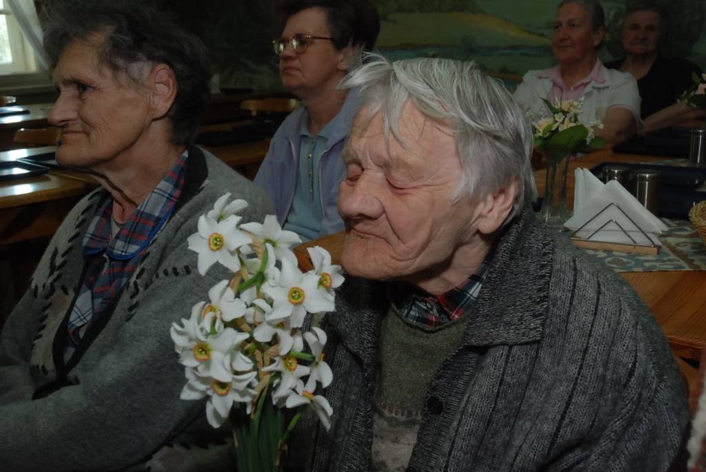 Mācību gada noslēgumā koncertceļojumā ārpus pašu pagasta robežām devušies Kalētu pamatskolas koristi un solisti no Kalētu mūzikas un mākslas skolas. Aizputes novadā viņi iepriecināja klausītājus pansionātā “Rokaiži.” Pēc tam jaunie mūziķi...
Autors: Iluta Dreimane