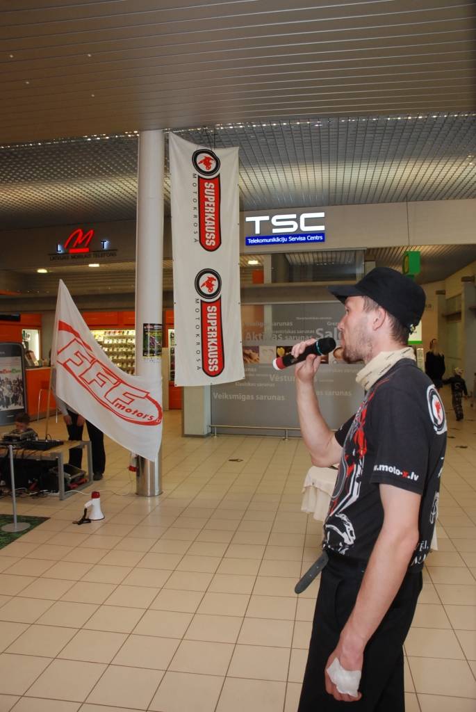 Vakar, 21. maijā, tirdzniecības centrā "Ostmala" Liepājā norisinājās motokrosa sacensību "Battery Superkauss" šovs. Tajā varēja laimēt ieejas biļetes uz motokrosa sacensībām, kas svētdien, 23. maijā, norisināsies Aizputē, Misiņkalna...
Autors: ReKurZeme, portāls