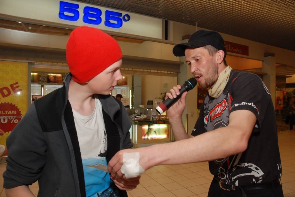 Vakar, 21. maijā, tirdzniecības centrā "Ostmala" Liepājā norisinājās motokrosa sacensību "Battery Superkauss" šovs. Tajā varēja laimēt ieejas biļetes uz motokrosa sacensībām, kas svētdien, 23. maijā, norisināsies Aizputē, Misiņkalna...
Autors: ReKurZeme, portāls