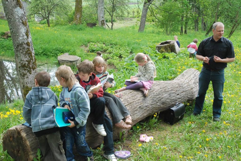 Pirmās pavasara krāsas dabā iemūžināt zīmējumos, skolotāja Armanda Pričina rosināti, cenšas Gaviezes skolēni. Kad būs vairāk ziedu un daba krāsaināka, to attālot viņi mācīšoties citās vizuālās mākslas tehnikās. 

Autors: Anita Platace