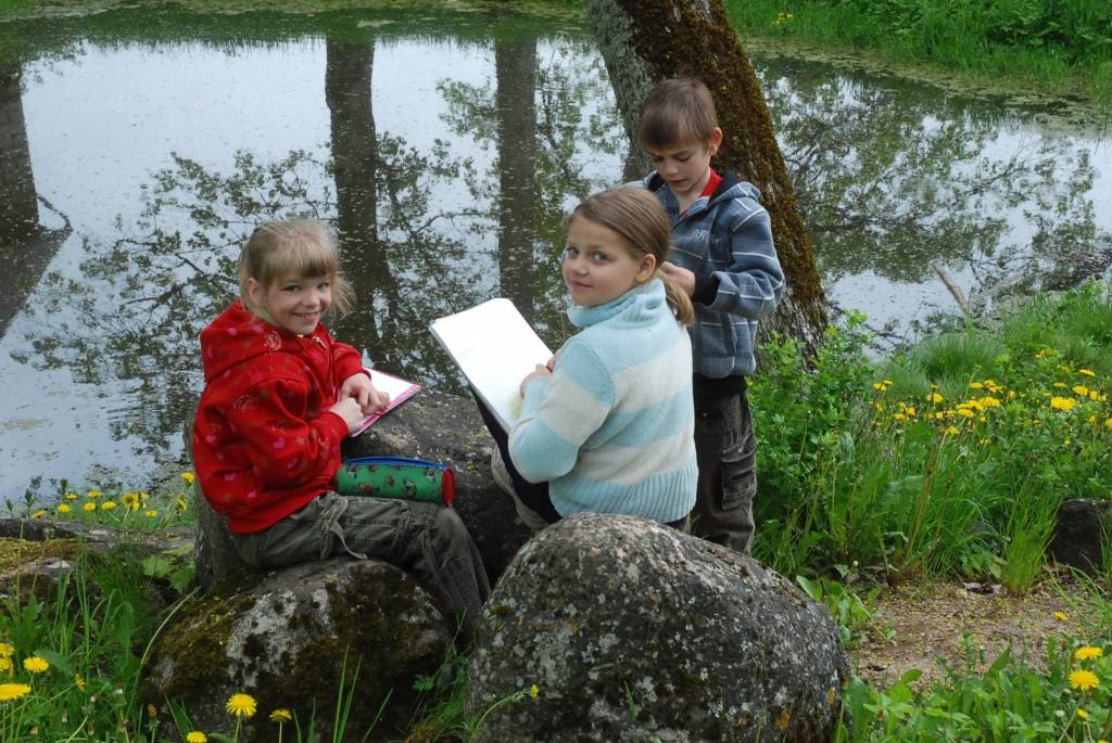 Pirmās pavasara krāsas dabā iemūžināt zīmējumos, skolotāja Armanda Pričina rosināti, cenšas Gaviezes skolēni. Kad būs vairāk ziedu un daba krāsaināka, to attālot viņi mācīšoties citās vizuālās mākslas tehnikās. 

Autors: Anita Platace