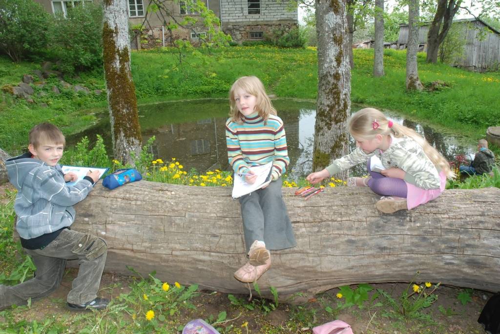 Pirmās pavasara krāsas dabā iemūžināt zīmējumos, skolotāja Armanda Pričina rosināti, cenšas Gaviezes skolēni. Kad būs vairāk ziedu un daba krāsaināka, to attālot viņi mācīšoties citās vizuālās mākslas tehnikās. 

Autors: Anita Platace