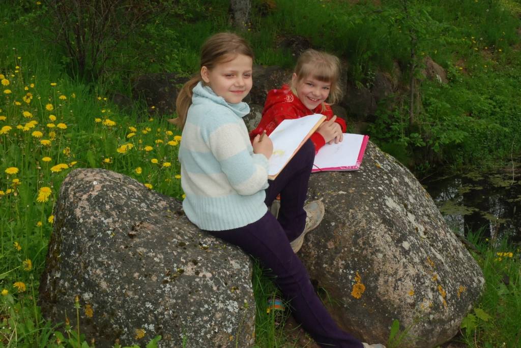 Pirmās pavasara krāsas dabā iemūžināt zīmējumos, skolotāja Armanda Pričina rosināti, cenšas Gaviezes skolēni. Kad būs vairāk ziedu un daba krāsaināka, to attālot viņi mācīšoties citās vizuālās mākslas tehnikās. 

Autors: Anita Platace