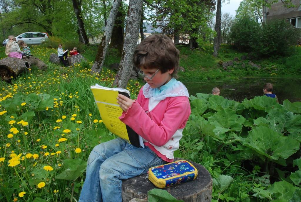 Pirmās pavasara krāsas dabā iemūžināt zīmējumos, skolotāja Armanda Pričina rosināti, cenšas Gaviezes skolēni. Kad būs vairāk ziedu un daba krāsaināka, to attālot viņi mācīšoties citās vizuālās mākslas tehnikās. 

Autors: Anita Platace