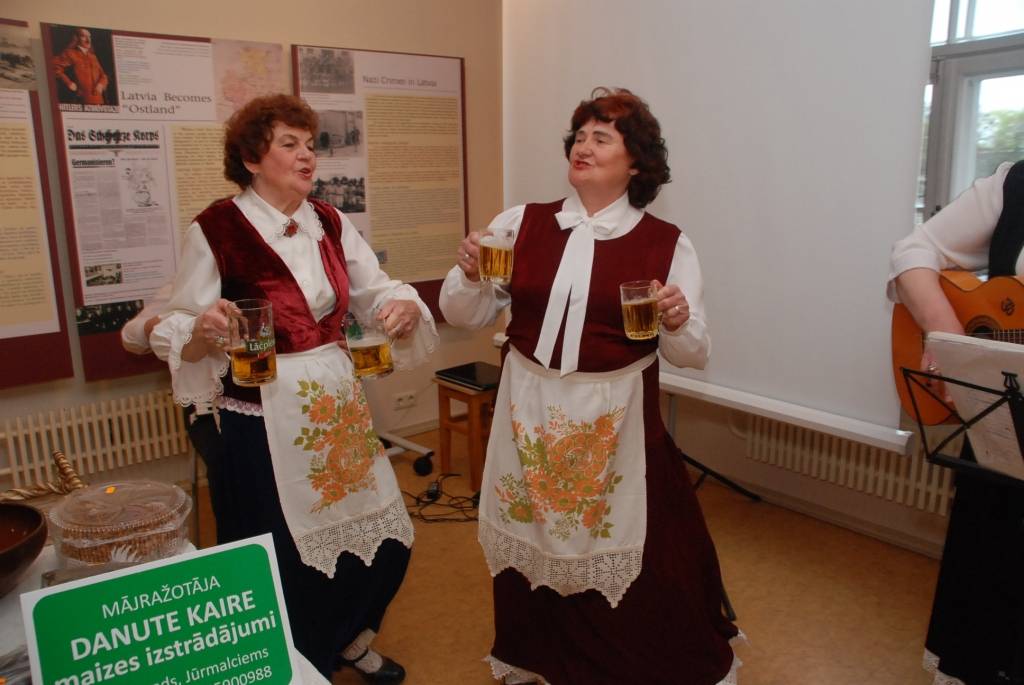 Liepājas muzeja dārzā Muzeju naktī pirmo reizi darbojās antīko un mākslas priekšmetu tirdziņš un “Europa City Amrita Hotel” restorāna “Oskars” ekoloģiskā virtuve, muzeja telpās un apkārtnē – senu un mūsdienīgu lietu izstādes, bija dažādas...
