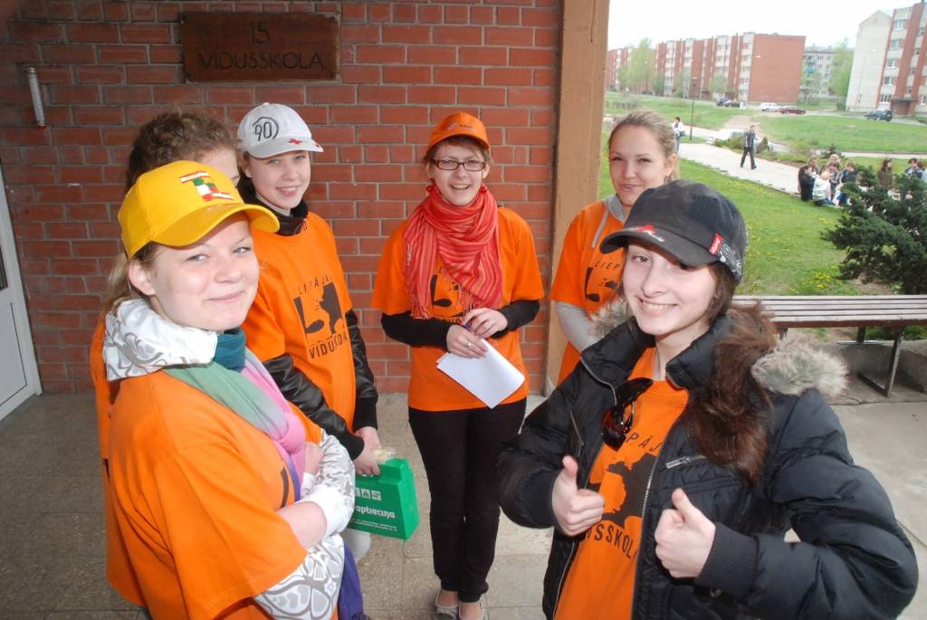 Piektdien, 14. maijā, no pulksten 11 pie 15. vidusskolas stāv neatliekamās medicīniskās palīdzības mašīna un ir liela rosība. Garāmbraucēji ir satraukušies, bet tam nav pamata - tur notiek Sarkanā Krusta Liepājas komitejas rīkotās pirmās...
Autors: Ilze Vainovska