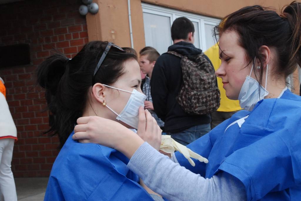 Piektdien, 14. maijā, no pulksten 11 pie 15. vidusskolas stāv neatliekamās medicīniskās palīdzības mašīna un ir liela rosība. Garāmbraucēji ir satraukušies, bet tam nav pamata - tur notiek Sarkanā Krusta Liepājas komitejas rīkotās pirmās...
Autors: Ilze Vainovska