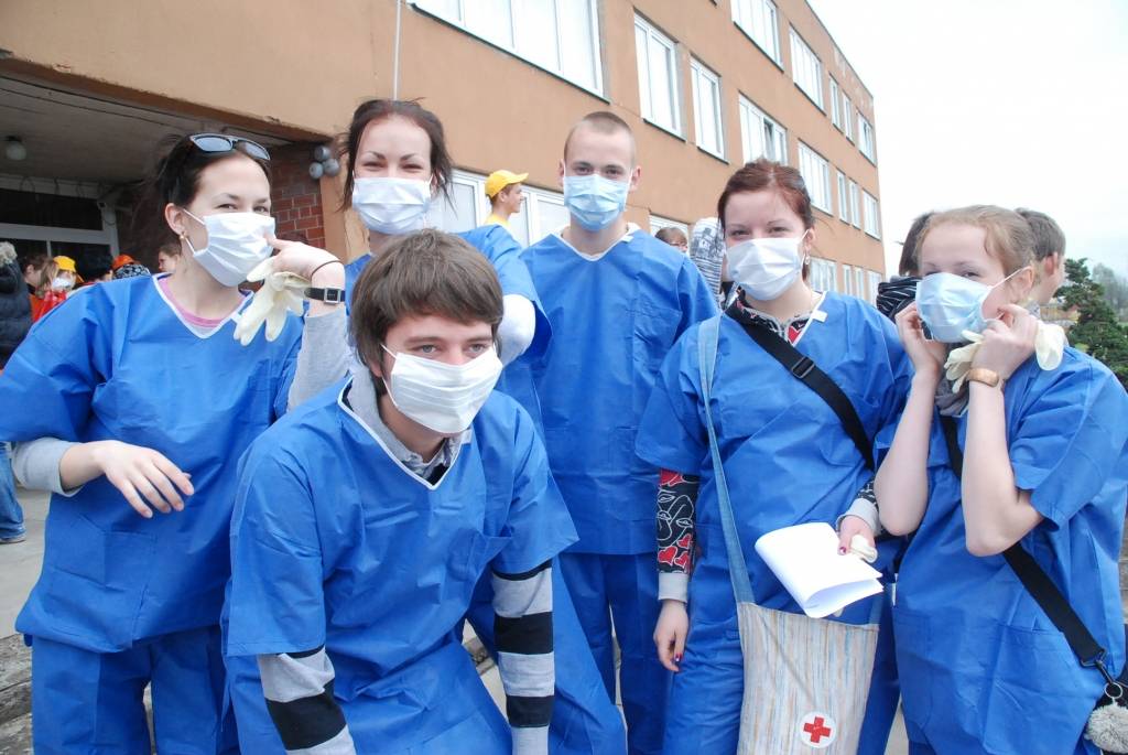 Piektdien, 14. maijā, no pulksten 11 pie 15. vidusskolas stāv neatliekamās medicīniskās palīdzības mašīna un ir liela rosība. Garāmbraucēji ir satraukušies, bet tam nav pamata - tur notiek Sarkanā Krusta Liepājas komitejas rīkotās pirmās...
Autors: Ilze Vainovska
