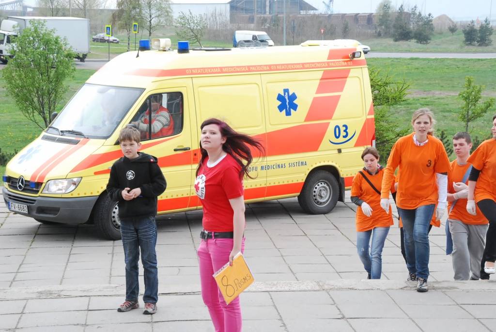 Piektdien, 14. maijā, no pulksten 11 pie 15. vidusskolas stāv neatliekamās medicīniskās palīdzības mašīna un ir liela rosība. Garāmbraucēji ir satraukušies, bet tam nav pamata - tur notiek Sarkanā Krusta Liepājas komitejas rīkotās pirmās...
Autors: Ilze Vainovska
