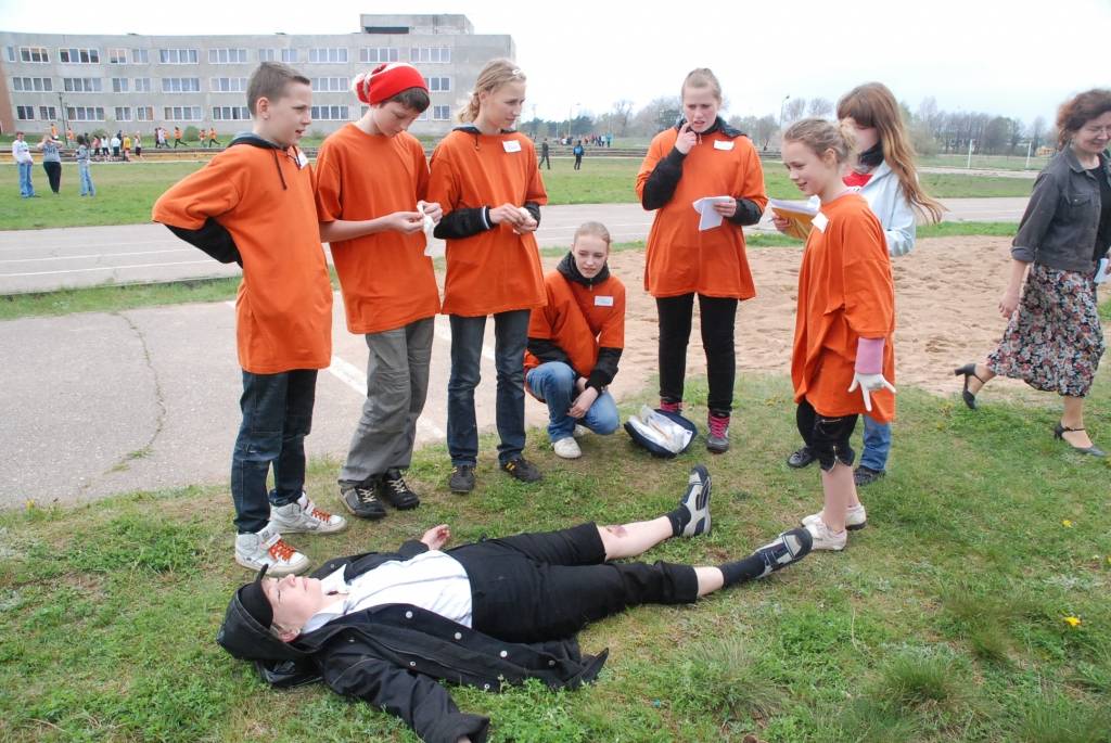 Piektdien, 14. maijā, no pulksten 11 pie 15. vidusskolas stāv neatliekamās medicīniskās palīdzības mašīna un ir liela rosība. Garāmbraucēji ir satraukušies, bet tam nav pamata - tur notiek Sarkanā Krusta Liepājas komitejas rīkotās pirmās...
Autors: Ilze Vainovska