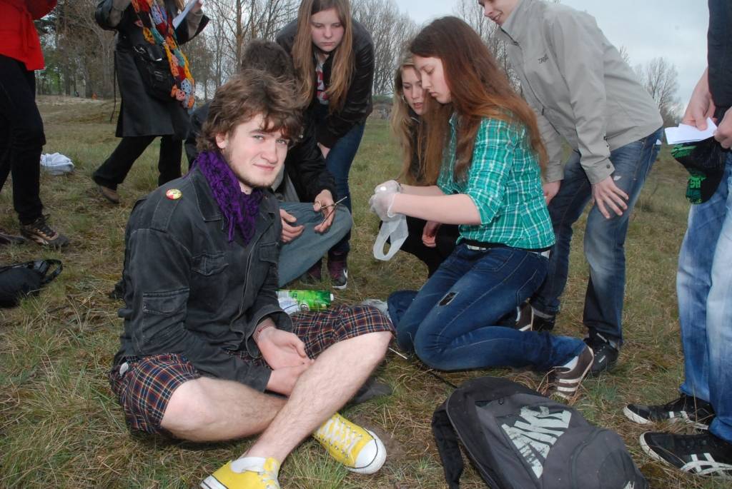 Piektdien, 14. maijā, no pulksten 11 pie 15. vidusskolas stāv neatliekamās medicīniskās palīdzības mašīna un ir liela rosība. Garāmbraucēji ir satraukušies, bet tam nav pamata - tur notiek Sarkanā Krusta Liepājas komitejas rīkotās pirmās...
Autors: Ilze Vainovska