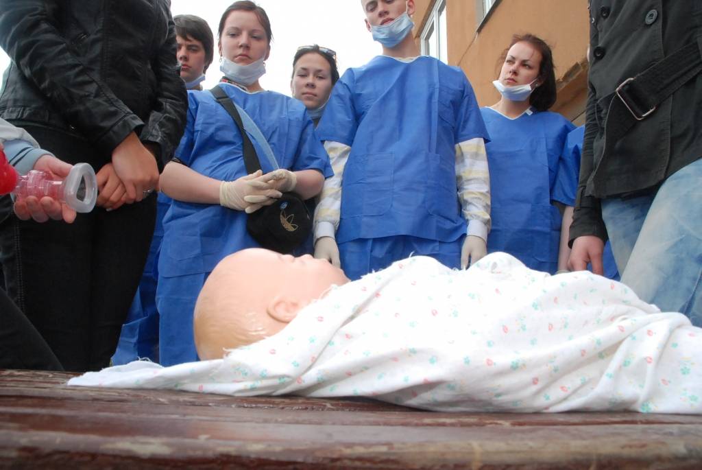 Piektdien, 14. maijā, no pulksten 11 pie 15. vidusskolas stāv neatliekamās medicīniskās palīdzības mašīna un ir liela rosība. Garāmbraucēji ir satraukušies, bet tam nav pamata - tur notiek Sarkanā Krusta Liepājas komitejas rīkotās pirmās...
Autors: Ilze Vainovska