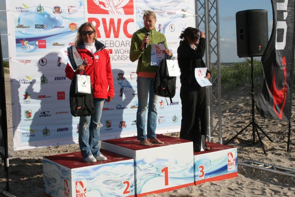 Ar labāko sportistu godināšanu 19. jūnija vakarā Liepājas pludmalē noslēdzās pasaules čempionāts vindsērfingā "Raceboard" klasē.
Autors: Uldis Dobelis