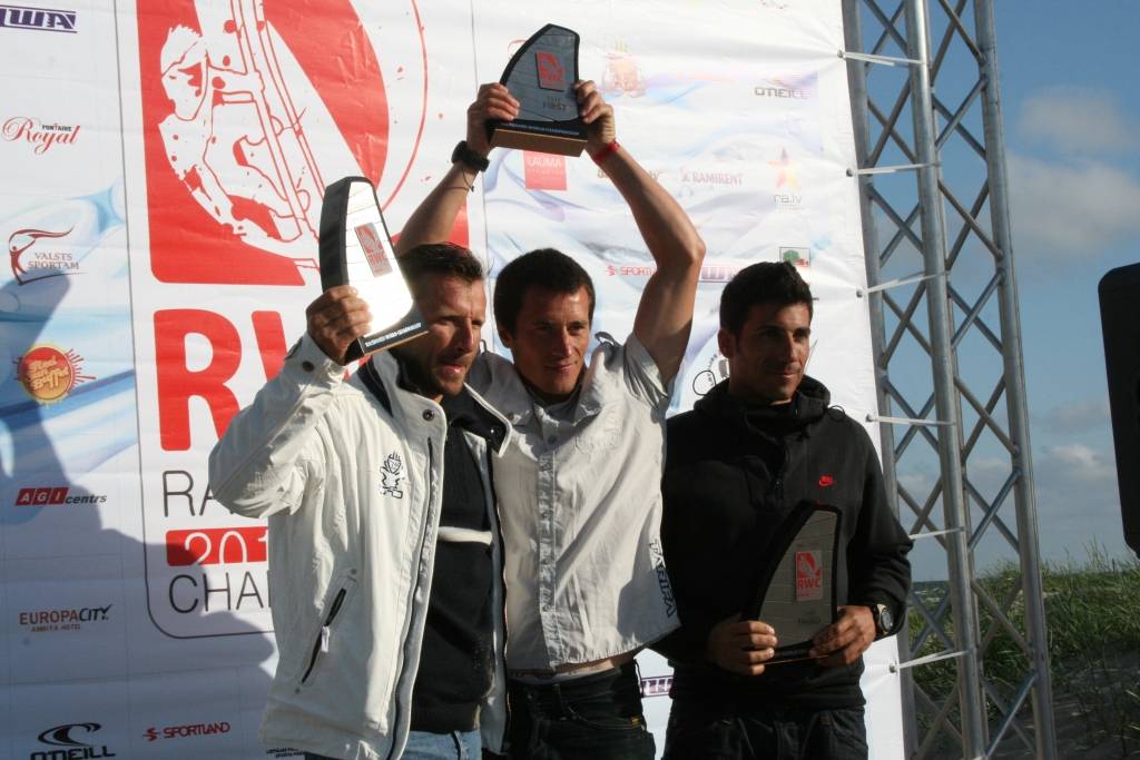 Ar labāko sportistu godināšanu 19. jūnija vakarā Liepājas pludmalē noslēdzās pasaules čempionāts vindsērfingā "Raceboard" klasē.
Autors: Uldis Dobelis